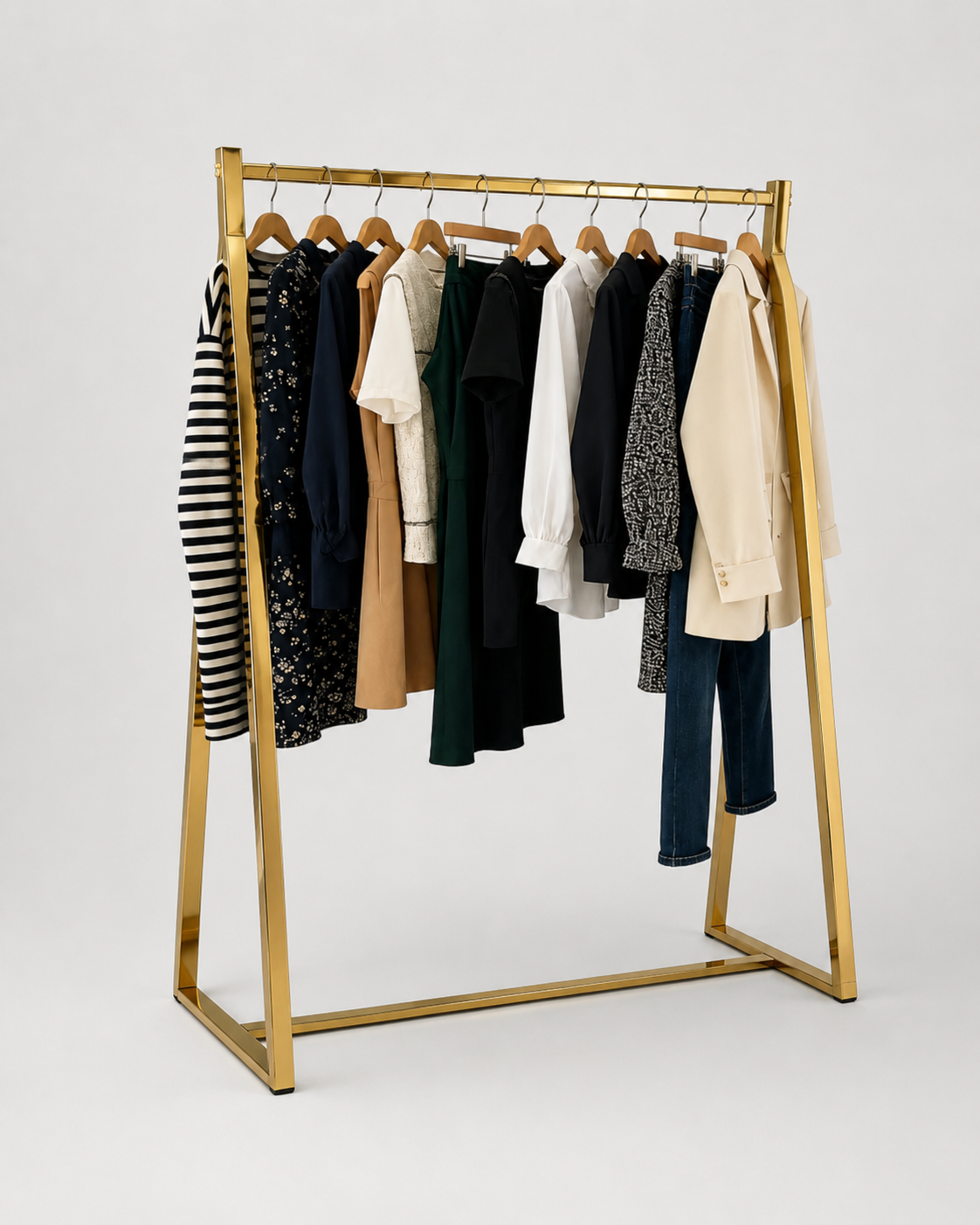 Porte-vêtements dorés