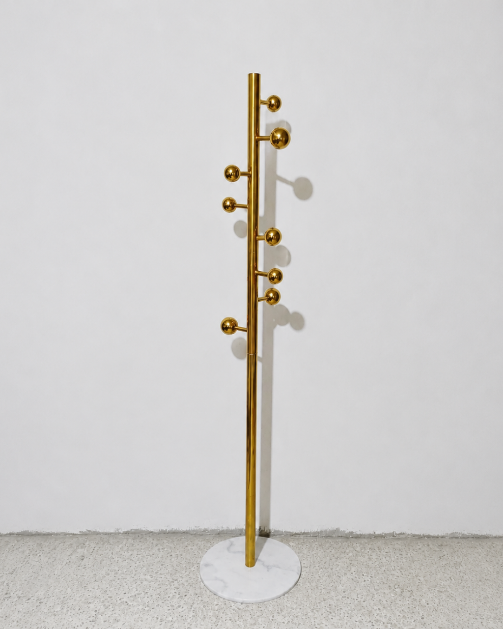 Porte-manteau doré design avec base marbrée
