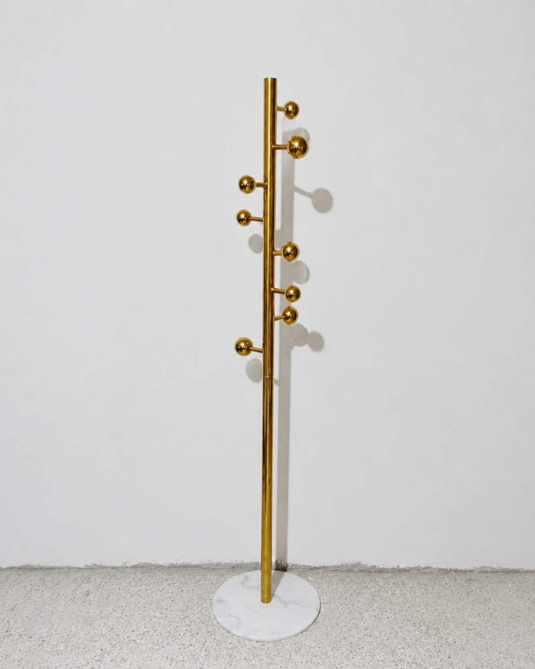 Porte-manteau doré design avec base marbrée