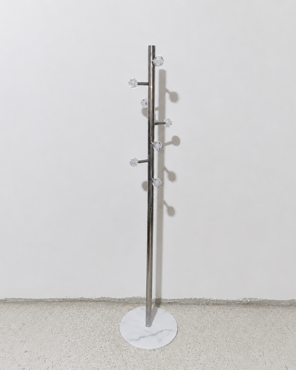 Porte-manteau design chromé avec base effet marbre