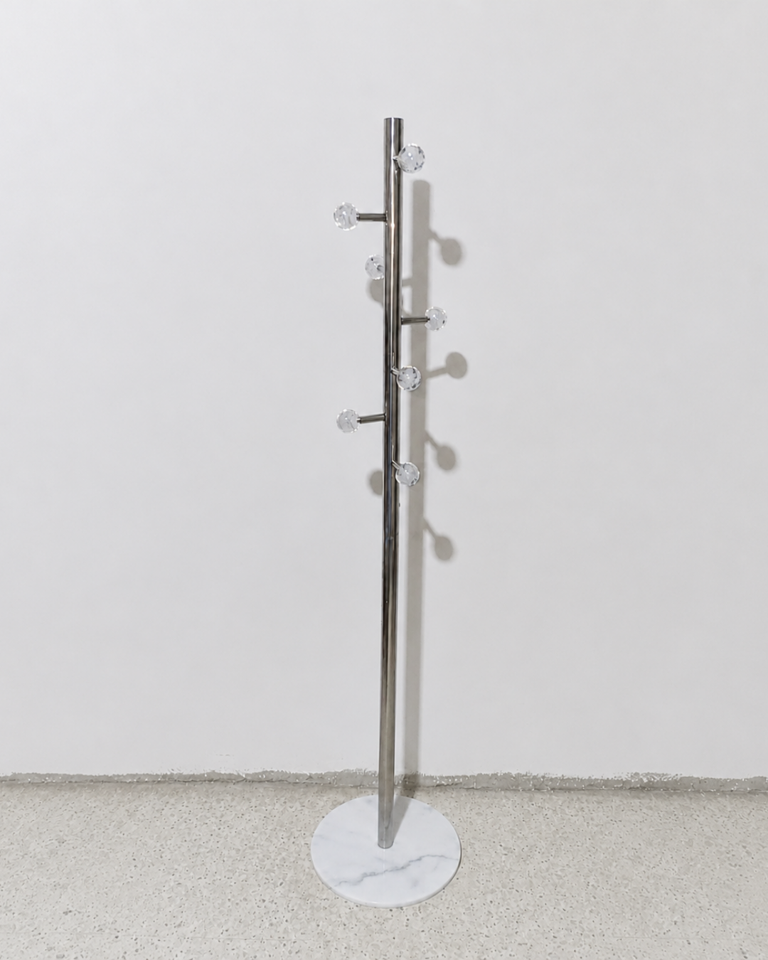 Porte-manteau design chromé avec base effet marbre