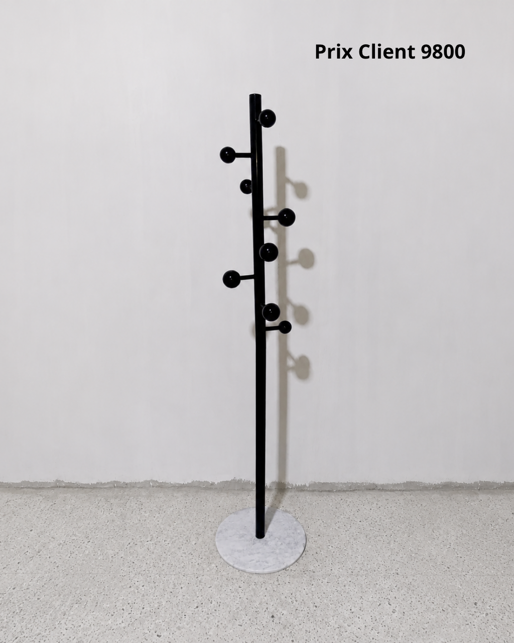 Porte-manteau design noir avec base ronde blanche