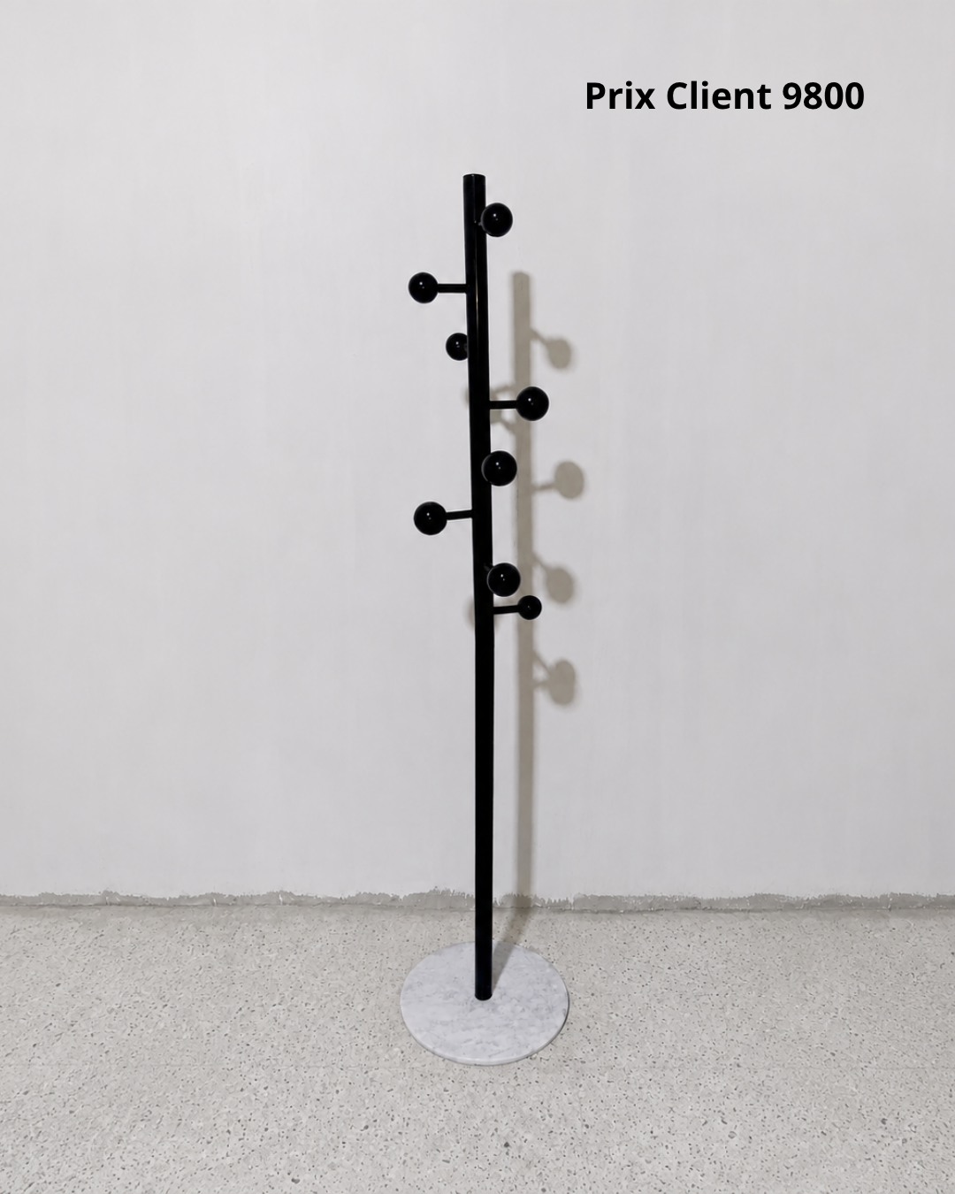 Porte-manteau design noir avec base ronde blanche