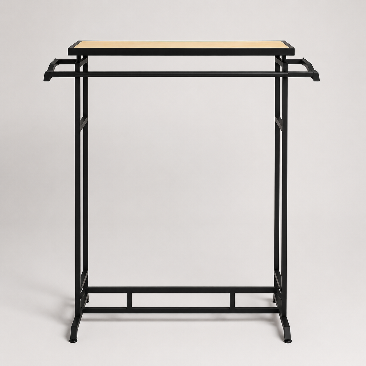 Portant vêtements noir avec plateau