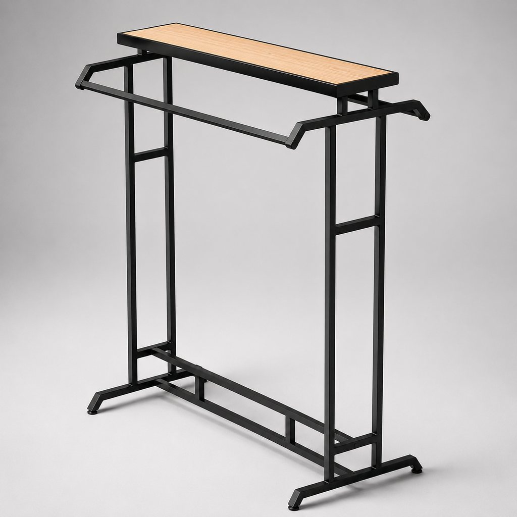 Portant vêtements noir avec plateau