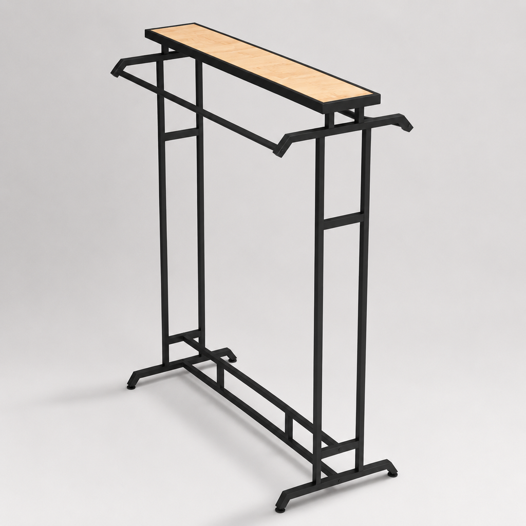 Portant vêtements noir avec plateau
